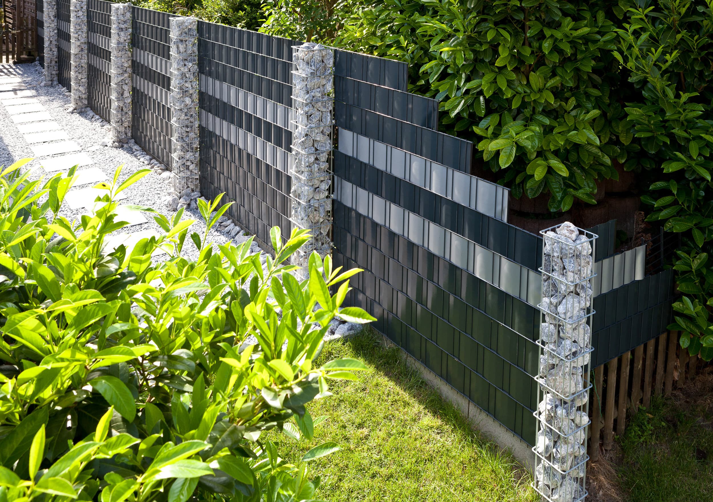 Privater Garten mit individuell gebauter Zaunanlage